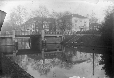 812336 Gezicht op de Willemsbrug over de Stadsbuitengracht te Utrecht, met op de achtergrond het pand Mariaplaats 22 en ...